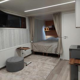 Saunamaailman Kivari 1 ja 2: Illo şehrinde bir otel