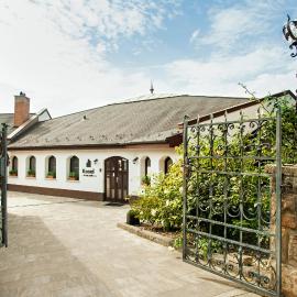 Kostel Panzió, hotel in Kesztölc