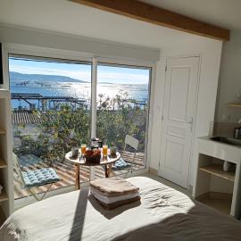"La Cabane de Thau" avec vue imprenable sur Sète, hôtel à Loupian