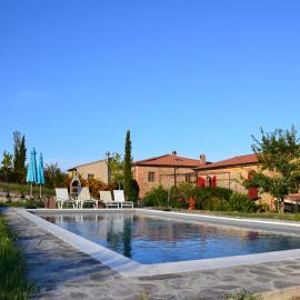 Podere La Sterza-Il Fienile – hotel w mieście Chianni