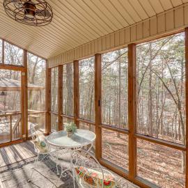Lakefront Arkansas Home w/ Deck, Grill & Cornhole!, hotel in Fairfield Bay
