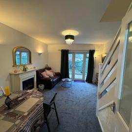 Comfy 2-bedroom townhouse featuring a fireplace, private entrance, equipped kitchen, terrace with garden views, washing machine flat-screen TV and sofa bed sleeping 2 additional guests, hotel in Cheltenham
