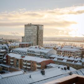 Guestly Homes - 1BR Harbor View Suite, Top Floor 9th, hotel in Piteå