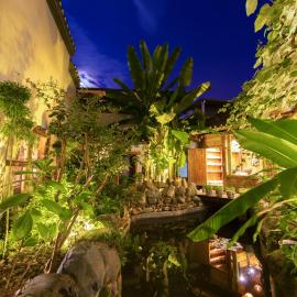 Butterfly Flowers Inn- Exclusive Location,Anicent Chinese Style, 2 minutes walk to Tianmen Mount Cableway,Free pick up service over 1 nights, Free fresh coffee and tea, Free mini lunch,Free laundry,Itineary planning, Attraction Tickets Serivce in advance