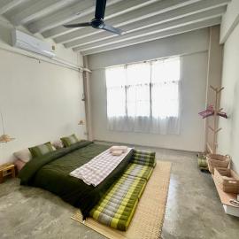 Baan KhaoSoi - Private room in a rooftop hostel 2nd floor, hotelli kohteessa Khlong San