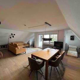 Schöne Maisonette-Ferienwohnung für 2-5 Personen - mit Pool, hotel in Schönwald