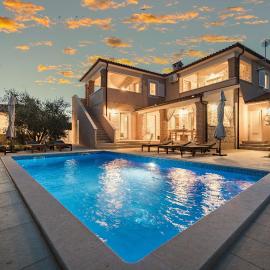 Villa Javor near Pula only 1 km from the beach with sea view and heated pool, hotel v destinaci Peruški
