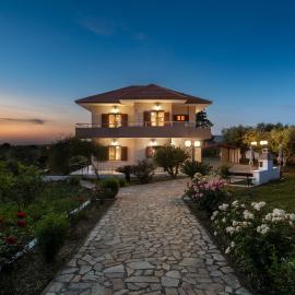 Garden House with Pool, 10min to center, hotel a Nerokoúros