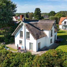 Reetdachhaus im Fischerdorf, hotel in Freest
