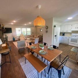 Secluded Lakeview retreat by Eureka Springs-CANOE, Hotel in Eureka Springs