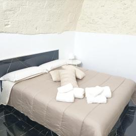 Newhouse Rooms BLACK & WHITE, Hotel in Modugno