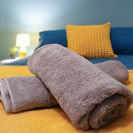 Comfortable stylish Townhouse in Ashford sleeps 5 Netflix 2 Parking spaces Perfect for Contractors and Families