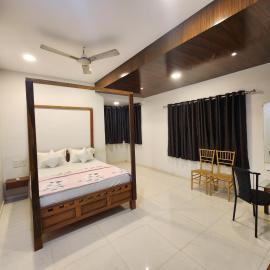 Kuber hotel, hótel í Valsad