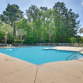 Pawleys Island Condo w/ Screened Porch + Golfing!, hotel in Pawleys Island