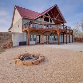 Spacious Harrison Vacation Rental w/ Deck & Views!, hotel a Harrison