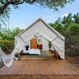 Cherry Cove Glamping W Hot tub AND Cowboy Pool, hotel Luckenbachban