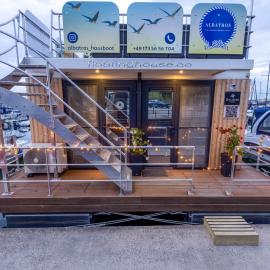 Hausboot Albatros, hotel in Mücheln