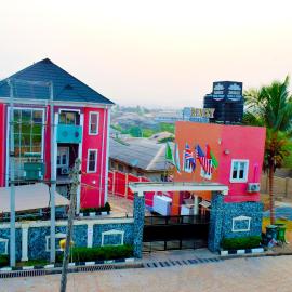 Aro में, होटल Remzy Hotel & Suites, Olomore