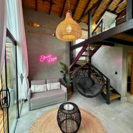 Cabanas Sonho Rosa - com banheira hidro e cesta de café cortesia na primeira manhã, hotel in Imbituba