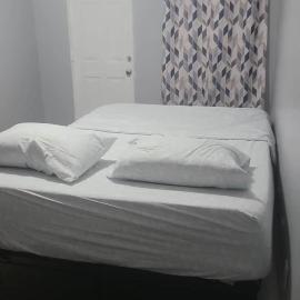 Room in a Beach House with Queen bed in a landlord hosted three bedroom apartment, hotel i Edgemere