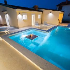 Villa Manuela near Medulin with private heated pool only 500 meters from beach, hotel in Banjole