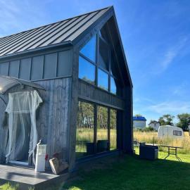 Ferienhaus“ Blaues Wunder“ am Wasser mit Grill, Hotel in Nowe Warpno