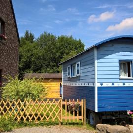 Cozy Little Blue Caravan in Scy Belgique, hotel in Scy