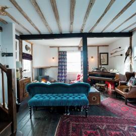 Charming Tudor riverside house, Hotel in Wivenhoe