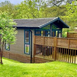 Spacious Oak Cabin with Hot Tub - Devon