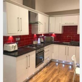 Modernised apartment with free gated parking, hotell sihtkohas Hunslet