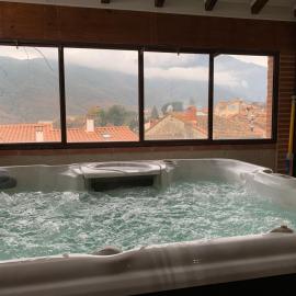 Maison de caractère avec jacuzzi entre mer et montagne à Espira de Conflent, hotel en Espira-de-Conflent