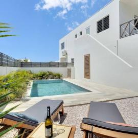 Villa Kiwi 3 min to the Beach with Private Magnesium Pool & Dive Rinse Tank、Belnemのホテル
