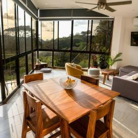 Modern condo with stunning ocean views in Samara, hotel en Sámara