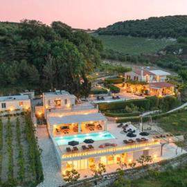 Villa Mantilari Wine Estate 7 Apartments 2 Private Pools 1 Heated Tennis Court Fitness Center, hotell sihtkohas Archanes