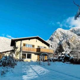 -The Urbanist- Mountainview Parking Garden 3BD, hotel din Unterseen