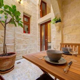 Beautiful Townhouse in the Three Cities、Cospicuaのホテル