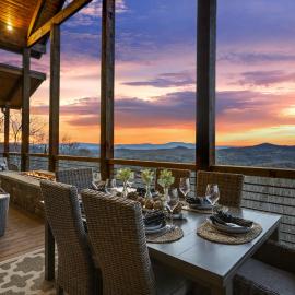 Luxury Cabin Mountain Views Pool Table Hot Tub, hotel a Mineral Bluff