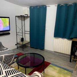 Charmante maisonnette au calme، فندق في Neuilly-en-Thelle