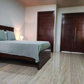 Mandy Loft -40MB wifi -8 miles from La Fortuna – hotel w mieście San Ramón