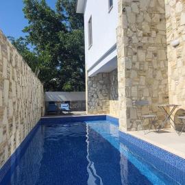 Olive Garden's Paradise Villa, hotel u gradu Skarinou