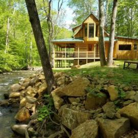 Log Cabin on the River, hotel di Stanardsville