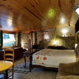 Castle Suite at White Lotus Eco Spa Retreat, hotel di Stanardsville