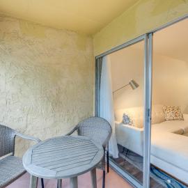 Quaint Sarasota Condo: 4 Mi to Siesta Key Beach!