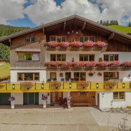 Gästehaus Almhof, hotell i Zöblen