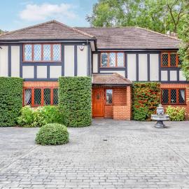 Old Slade Cottage - Train to London 30mins, Heathrow 15mins away,Free Parking - En-suit rooms, hotel a Buckinghamshire