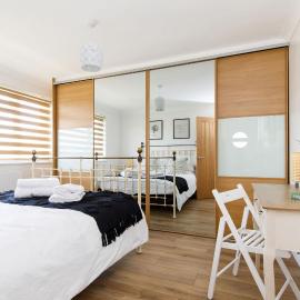 Charming Bolthole 400m to Beach, hotel a Earnley