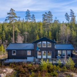 Moderne hytte ved sjøen med badstue – hotel w mieście Rømskog