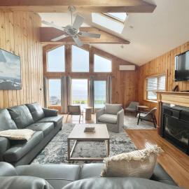 Beachfront 4 BR Spacious House! [Coastal Haven], hotel Tremontban