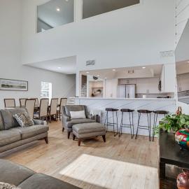 Gorgeous Lakefront Townhome w/ Pool Access & Views: Montgomery şehrinde bir otel