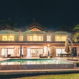 Luxurious Villa at Puerto Bahia with Great Views, hotelli kohteessa Los Grini